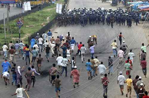 Confronto entre manifestantes islamitas e policiais em Bangladesh