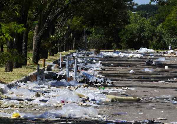 Até a manhã desta segunda-feira, o local estava com lixo acumulado