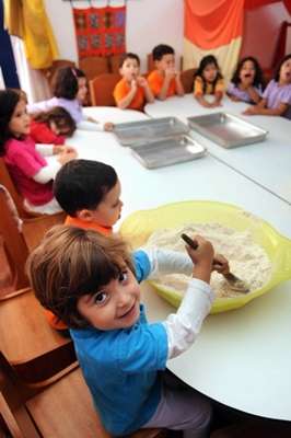 Dora, 5 anos, aprendeu a fazer um pão delicioso