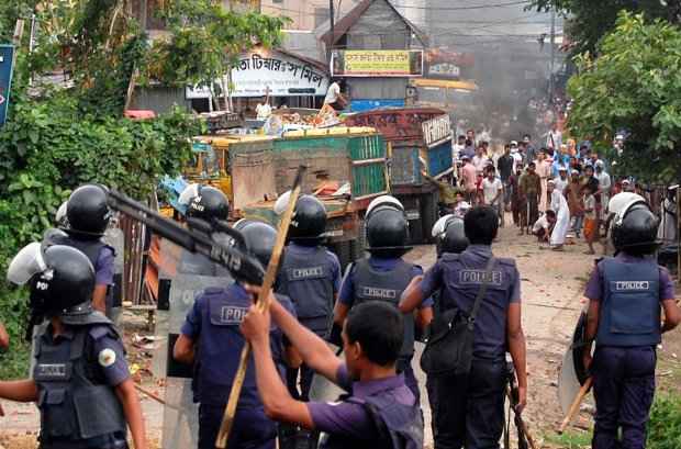 Confronto entre islamitas e polícia de Bangladesh durante protesto