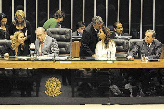 Filhas de Roriz, Jaqueline (E) e Liliane tiveram o apoio de políticos, como Alberto Fraga e Izalci Lucas, no evento que reuniu líderes comunitários