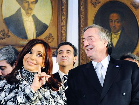 A presidente Cristina Kirchner e o marido, Néstor, morto em 2010: rápido enriquecimento do casal levantou suspeitas de corrupção no governo