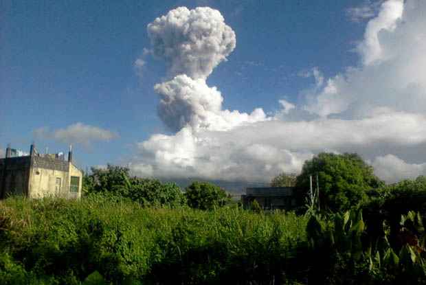 vulcão Mayón expele longa coluna de fumaça de 500 metros de altura