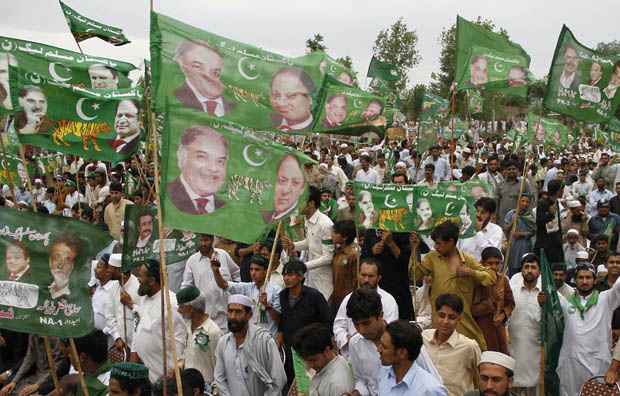 Paquistaneses apoiantes de partido em comício de campanha eleitoral em Peshawar