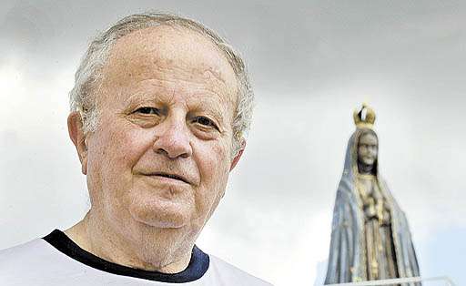 Padre Angelo Cerantola, de 82 anos, começou a construção da capela em 1993: venerado pela comunidade