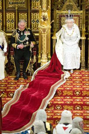 Rainha Elizabeth II e príncipe Charles participam da abertura do parlamento