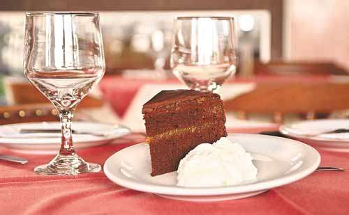 A torta sacher, do restaurante Fritz, é servida como sobremesa e no lanche da tarde