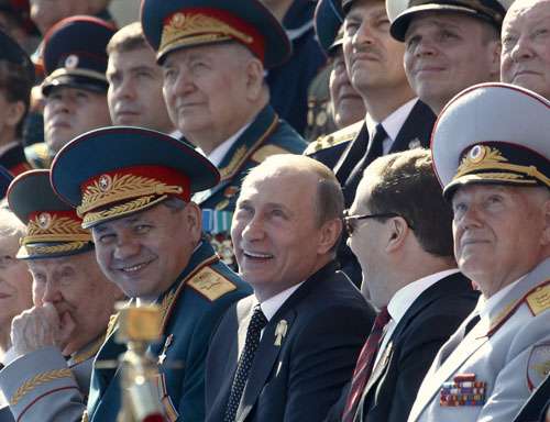 Presidente russo Vladimir Putin assiste Parada da Vitória na Praça Vermelha de Moscou acompanhado do primeiro-ministro Dmitry Medvedev e o ministro da Defesa, Sergei Shoigu