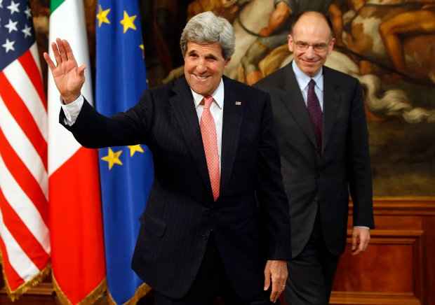 O secretário de Estado dos EUA, John Kerry (E) também se encontrou com o primeiro-ministro italiano Enrico Letta em Roma