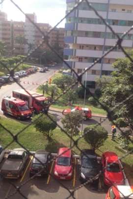 Por motivo de precaução, a quadra foi isolada pelos bombeiros