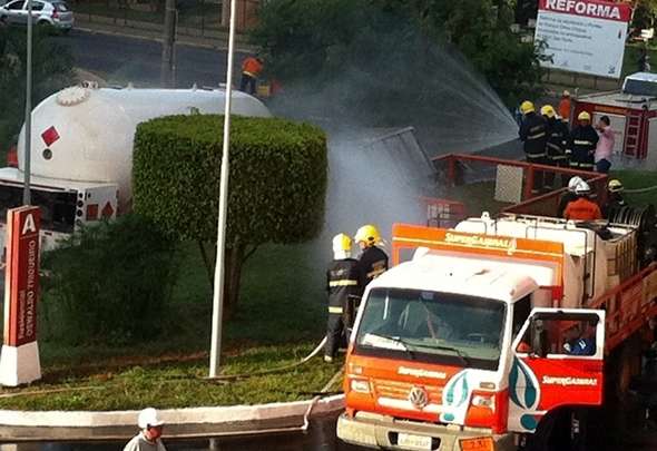 Os bombeiros tentam molhar o cilindro, já que a água ajuda a dispersar o gás