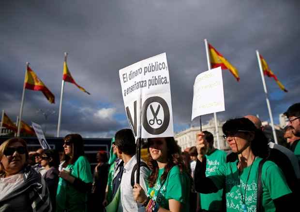 Manifestantes participam de protesto contra os planos de reforma de corte de custos do governo na educação em Madrid. A faixa diz: 