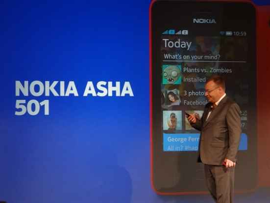 O CEO da Nokia, Stephen Elop, apresenta novo modelo da família Asha