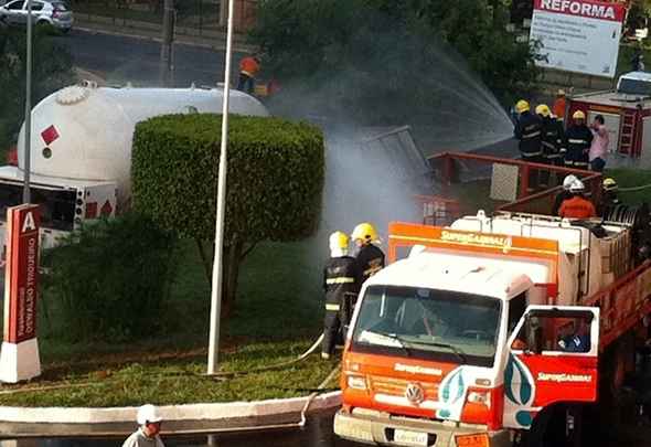 Bombeiros e técnicos da Supergasbras tentaram evitar que o produto tóxico se espalhe pela área