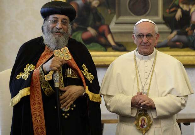 Papa Francis (D) e líder da Igreja Ortodoxa Copta Tawadros II durante uma audiência privada na biblioteca do pontífice