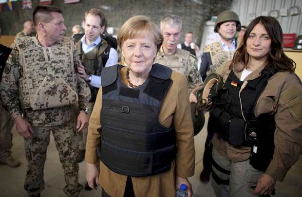 Premier alemã, Angela Merkel em Mazar-e-Sharif