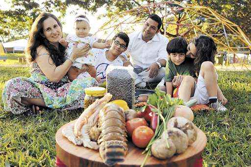 A confeiteira Ana Inez Ferreira, o marido e os quatro filhos planejam fazer um piquenique gourmet perto de casa para celebrar a data