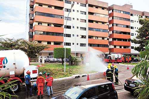 Equipes do Corpo de Bombeiros tiveram muito trabalho na 214 Norte na quinta-feira: parte da quadra foi fechada por medida de segurança