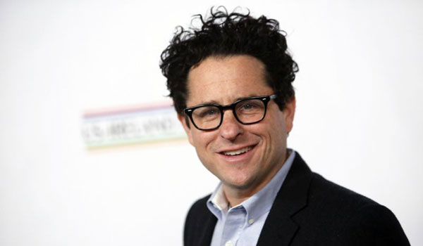 O diretor J.J. Abrams (foto) dirigirá a nova produção, enquanto o roteirista e vencedor do Oscar Michael Arndt escreverá o roteiro