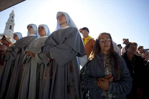 Religiosas e leigos participam de missa em Santuário de Fátima