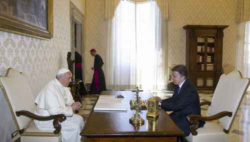 Papa conversa com o presidente da Colômbia, Juan Manuel Santos, durante audiência privada na biblioteca do Vaticano