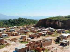 O terreno pertence à União e está contaminado pelo pesticida BHC. Até 15 de julho, a população da área deve ser levada para apartamentos do Programa Minha Casa, Minha Vida