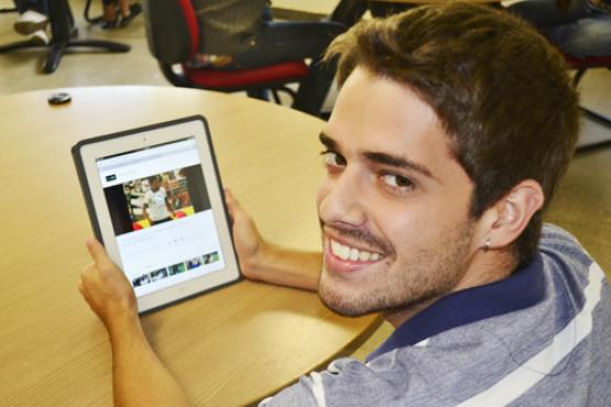 Após as partidas do Corinthians, o estudante Alexandre Quadros recorre ao tablet para saber informações do time