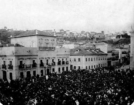 Da sacada do Paço Imperial, no centro do Rio de Janeiro, a princesa é aclamada pelo povo aos gritos de 