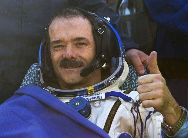 Astronauta canadense Chris Hadfield após a cápsula espacial russa pousar a cerca de 150 km a sudeste da cidade de Zhezkazgan, no Cazaquistão central