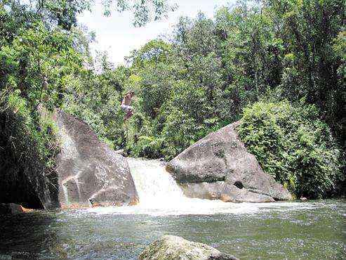 Na Cachoeira do Poção, os visitantes pulam do alto das rochas: cinco metros de profundidade