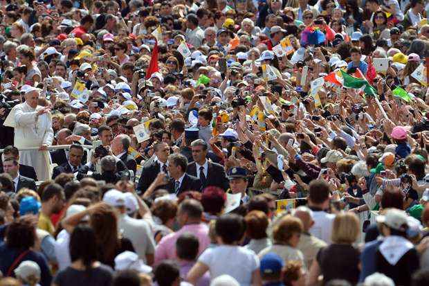 Mais de 70.000 pessoas se reuniram nesta quarta-feira na Praça de São Pedro. Excesso de pessoas e de veículos prejudicou o tráfego nas proximidades do Vaticano