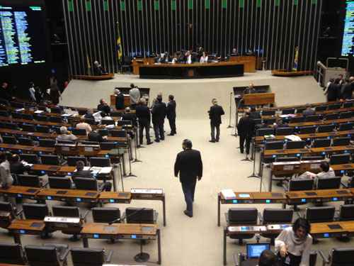 Plenário da Câmara na retomada da sessão, às 11h: em sessão tumultuada ontem, os parlamentares conseguiram aprovar o texto-base