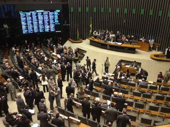 A medida provisória tem que ter a votação finalizada pela Câmara e aprovada pelo Senado até a meia-noite de quinta-feira