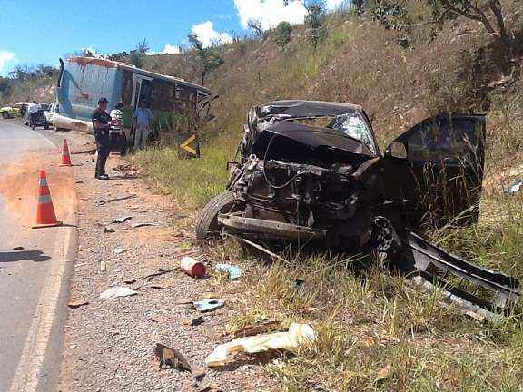 A frente do carro ficou destruída após colisão frontal com ônibus