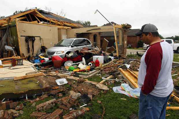 Morador avalia os danos da casa que foi destruída por um tornado em Cleburne, Texas