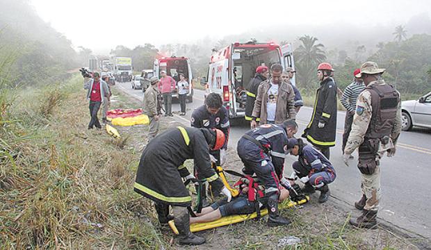 Ônibus não conseguiu fazer curva, saiu da estrada e caiu em um barranco. PRF suspeita que motorista dormiu ao volante