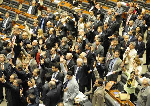 Deputados votam pela aprovação da MP dos Portos