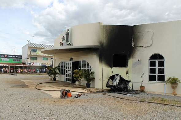 Os bombeiros informaram que o incêndio já foi controlado e que a estrutura da igreja pode ter sido comprometida