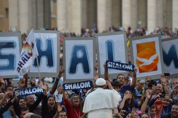 Membros de vários movimentos religiosos se reuniram neste sábado na praça de São Pedro