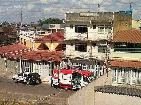 A polícia isolou a casa e negociou com o homem a partir do telhado de casa vizinha