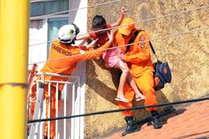 Bombeiros resgatam uma das crianças