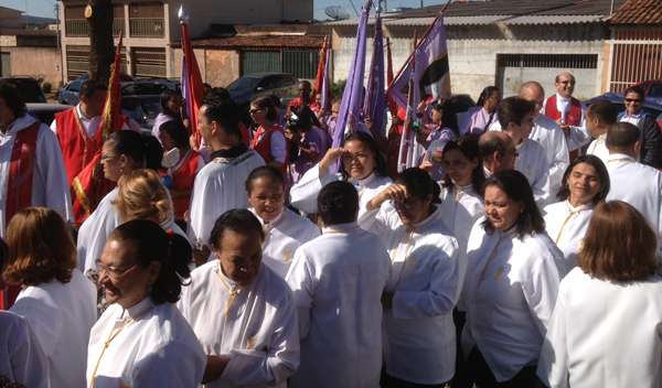 Tradição e fé: fieis celebram a festa no dia de Pentecostes, para comemorar a descida do Espírito Santo sobre os apóstolos