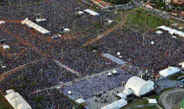 Multidão de religiosos acompanham a missa especial, que é o ponto alto da festa de Pentecostes