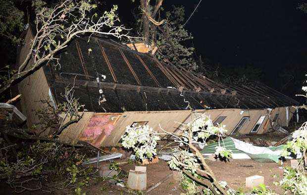 Casa danificado em meio a escombros após tornado que varreu Shawnee, em Oklahoma