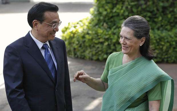 Premier chinês Li Keqiang (E) fala com Sonia Gandhi, presidente do Partido do Congresso da Índia, antes de reunião em Nova Déli