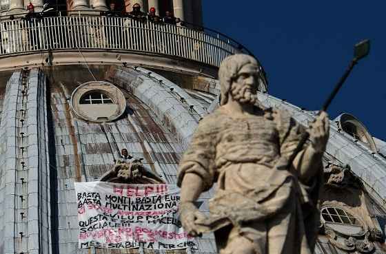 Em julho e outubro de 2012, Marcello De Finizio já havia subido para protestar contra a crise econômica e contra as restrições impostas pela União Europeia à Itália