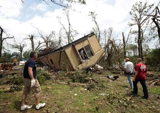 Um tornoando na cidade de Shawnee, em Oklahoma, destruiu várias casas