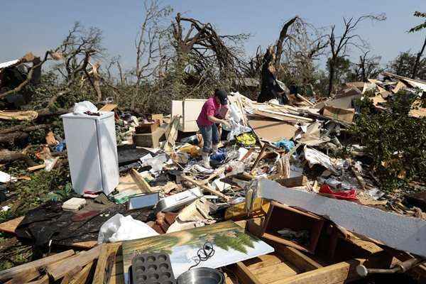 O fenômeno devastou várias quadras no subúrbio de Oklahoma City, destruindo centenas de casas e duas escolas. Até o momento, o número de mortes chega a 51