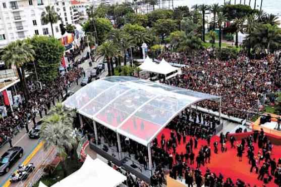 O local por onde passam as estrelas é o preferido e mais assediado pelo público em Cannes