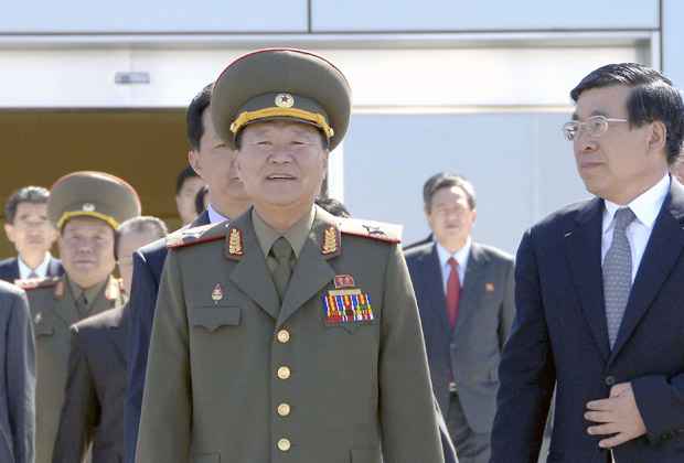 Choe Ryong-hae (C) no aeroporto de Pyongyang antes de partir para a China como um enviado especial do líder norte-coreano Kim Jong-un